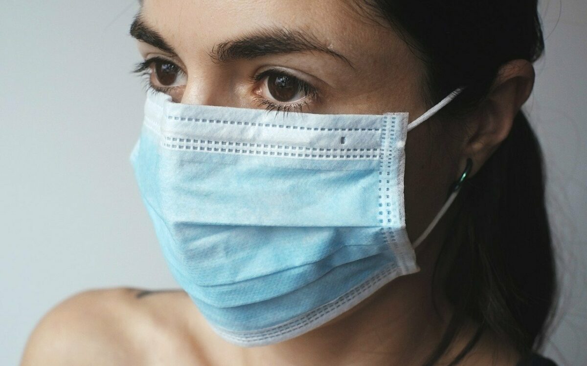 eine Frau trägt eine medizinische Maske eine Frau trägt eine medizinische Maske